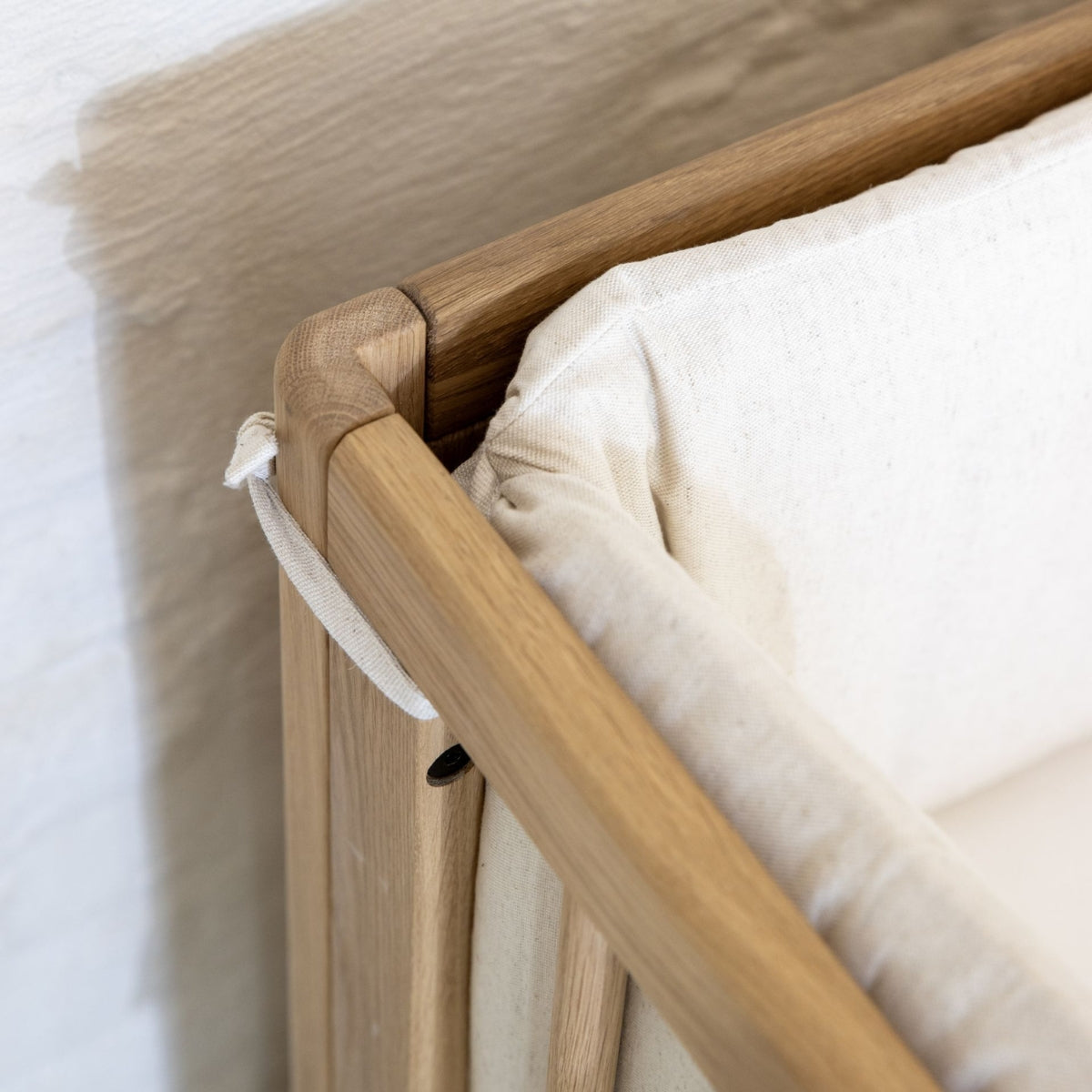 close up showing wood grain on VIPACK JAXX forrest oak 120x60cm cot