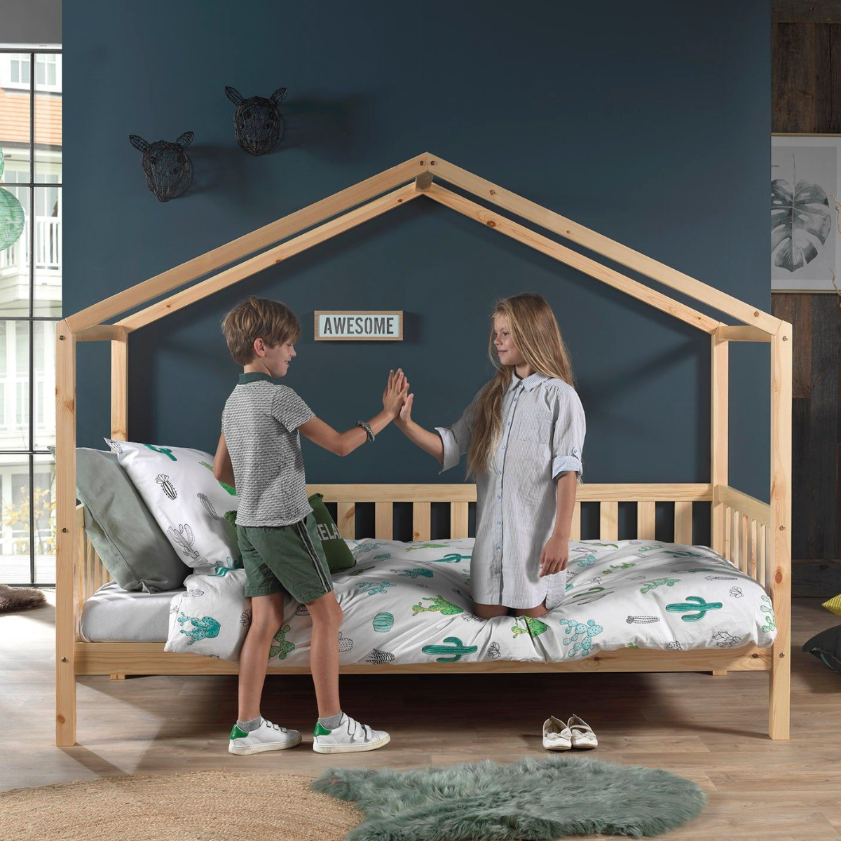 VIPACK DALLAS European single house shaped day bed 90 X 200cm with fence natural