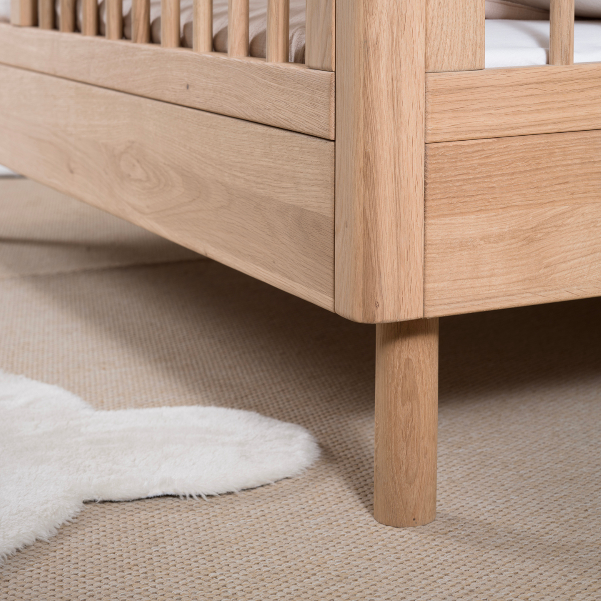 close up view of wood grain on VIPACK JAXX cot FSC certified sustainably sourced sold oak wood 140x70cm cot bed 