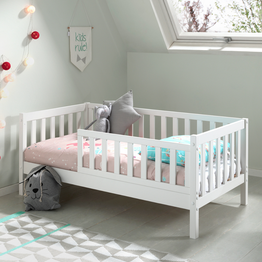White VIPACK JAXX peuterbed toddler bed with guard rail in a modern looking toddler infant bedroom